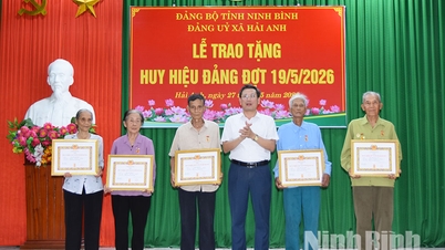 Il comitato del partito del comune di Hai Anh ha organizzato una cerimonia per la consegna delle tessere di appartenenza al partito a 40 membri il 19 maggio 2026.