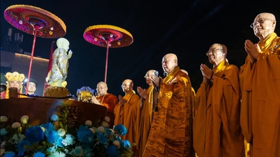 L'intero paese è in fermento per i festeggiamenti in occasione del compleanno del Buddha.