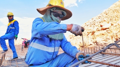 Sopportare il sole cocente in un enorme cantiere a 40°C.