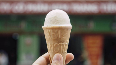 Es krim Trang Tien telah menjadi "tempat pendingin" di tengah teriknya suhu 40°C di Hanoi.