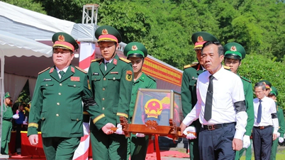 Die Provinz Thanh Hoa begrüßt 19 Märtyrer, darunter Freiwillige und Experten, die in Laos ihr Leben geopfert haben, in ihrer Heimat.