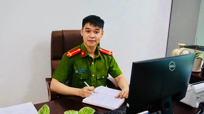 សញ្ញាសម្គាល់នៃឯកសណ្ឋានពណ៌ខៀវនៅលើវេទិកាបង្រៀនឥតគិតថ្លៃរយៈពេល 3 ឆ្នាំ។