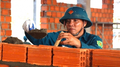 Soldații ajută la construirea unui internat la graniță în Gia Lai.