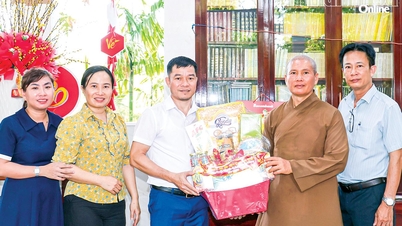 Liderii comunei Bac Ninh Hoa vizitează și oferă cadouri instituțiilor și demnitarilor budisti.
