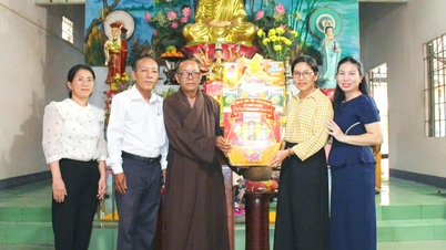 I leader della comune di Ninh Phuoc visitano le istituzioni buddiste e offrono loro dei doni.