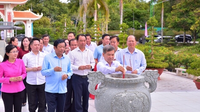 Der Leiter der Zentralen Kommission für Innere Angelegenheiten, Le Minh Tri, bietet Weihrauch am Ho-Chi-Minh-Gedenkplatz in Ca Mau an.