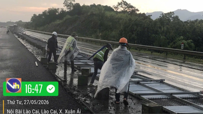 Brådskande reparationer behövs av skadade skyddsräcken på motorvägen Noi Bai-Lao Cai efter kraftigt regn.
