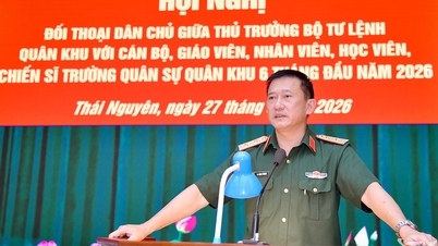 Il tenente generale La Cong Phuong ha tenuto un dialogo democratico con gli ufficiali e i soldati della Scuola militare della Regione militare 1.