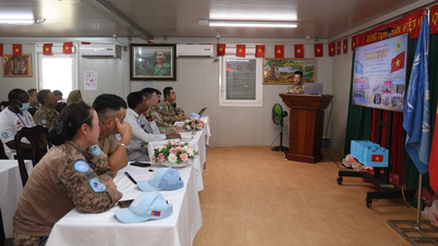 Soldații vietnamezi cu berete albastre au organizat diverse activități pentru a sărbători ziua înființării Departamentului de Menținere a Păcii din Vietnam.