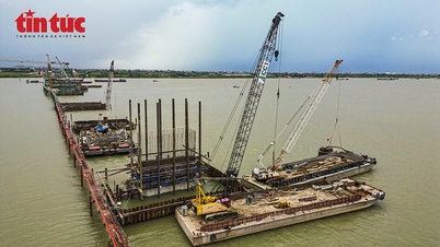 Cầu Hồng Hà trên sông Hồng dần lộ diện sau hơn 6 tháng thi công