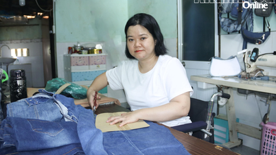 Buat beg tangan buatan tangan daripada fabrik denim kitar semula.