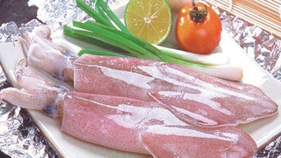 Bastano 10 minuti per preparare una deliziosa e rinfrescante zuppa agrodolce di calamari, perfetta con il riso in una giornata estiva.