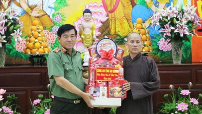 Il generale Nguyen Van Han ha fatto visita all'Associazione buddista vietnamita della provincia di An Giang per porgere i suoi auguri in occasione della celebrazione del compleanno del Buddha.
