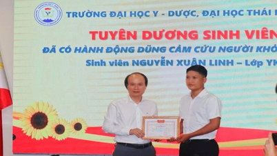 Tayland Nguyen Tıp ve Eczacılık Üniversitesi'nden bir erkek öğrenci, boğulma tehlikesi geçiren bir çocuğu kurtardı.