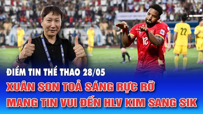 Xuan Son jasně září a přináší trenérovi Kim Sang Sikovi dobré zprávy.