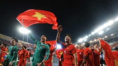 Vietnam U22 oyuncuları, 33. Güneydoğu Asya Oyunları Altın Madalya töreninde sevinç dolu anlar yaşadı.