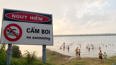 Meskipun ada rambu-rambu larangan, banyak orang masih pergi ke Sungai Merah untuk mendinginkan diri dengan berenang.