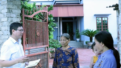 Warga negara berusia 21 tahun ke atas dapat menjabat sebagai kepala desa atau pemimpin kelompok lingkungan.