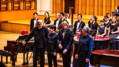 Il professore associato Huy Du, figlio del musicista Huy Du, ha offerto una performance sublime per quattro pianoforti.
