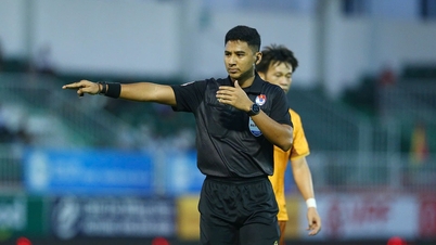 L'arbitro malese dirige la partita tra Hoang Anh Gia Lai e Hanoi.