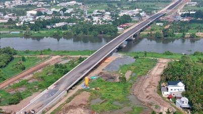 Una vista ravvicinata del ponte sul fiume Saigon prima del suo completamento.