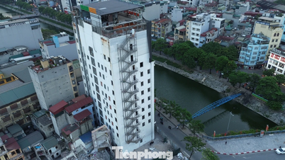 Ad Hanoi si sta demolendo parte di un edificio di 13 piani per far posto alla tangenziale 2.5.