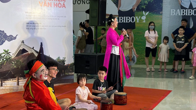 ទស្សនាល្ខោនអូប៉េរ៉ា និងការសម្តែងតុក្កតាប្រពៃណីវៀតណាម កណ្តាលភាពអ៊ូអរនៃជីវិតទីក្រុង។