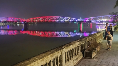 Kendaraan dilarang melintasi Jembatan Truong Tien pada malam hari karena perbaikan dan pengecatan ulang struktur baja.
