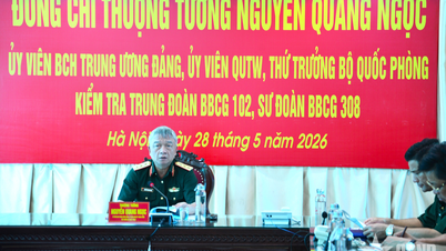 Jenderal Nguyen Quang Ngoc bekerja dengan unit-unit yang menangani masalah logistik.