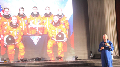 Para siswa berinteraksi dengan para ilmuwan dan astronot di Can Tho.