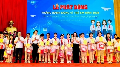Il distretto di Hoang Mai ha donato regali a 181 bambini bisognosi.