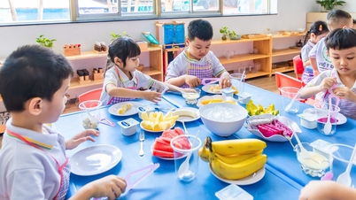 Opzioni di assistenza all'infanzia estiva per permettere ai genitori di lavorare in tutta tranquillità.
