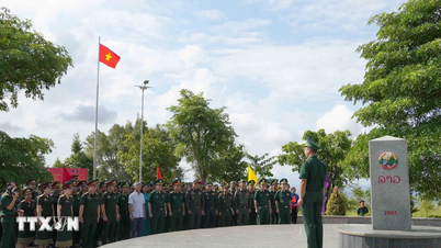 Giovani ufficiali provenienti da Vietnam, Laos e Cambogia interagiscono presso il cippo di confine tripartito.