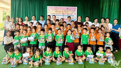 សួរសុខទុក្ខ និងចែកអំណោយដល់សិស្សានុសិស្សនៅសាលាបាយវ៉ាង