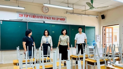 Kim Lien Ward prüft und bewertet die Vorbereitungen für die Aufnahmeprüfung der 10. Klasse.