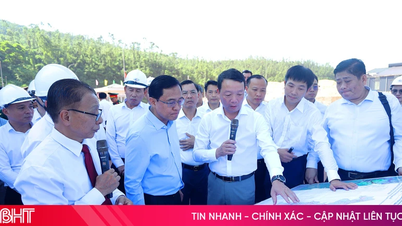 จังหวัดฮาติงห์ - กระทรวงโยธาธิการและการขนส่งของลาวได้แลกเปลี่ยนประสบการณ์ด้านการบริหารจัดการท่าเรือและกลไกการดำเนินงาน