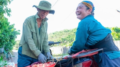 O "Canal Dourado" leva produtos agrícolas vietnamitas para a China.