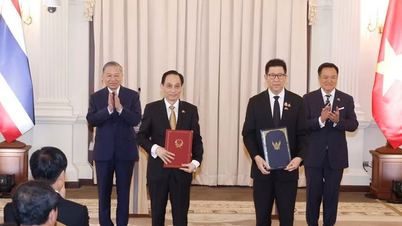 Generální tajemník a prezident To Lam a thajský premiér byli svědky slavnostního podpisu dokumentů o spolupráci a odhalení loga připomínajícího 50. výročí navázání diplomatických vztahů mezi Vietnamem a Thajskem.