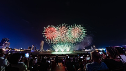 Turiștii s-au adunat la Da Nang devreme înainte de ziua de deschidere a festivalului de artificii.
