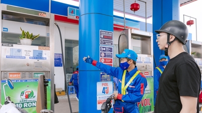 I prezzi del carburante crollano, con il RON95 e l'E5 che registrano un calo di oltre 1.000 VND/litro.