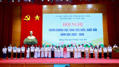 কোয়াং নিন প্রদেশ অসামান্য ও অনুকরণীয় ছাত্রছাত্রীদের সম্মাননা প্রদান করে।