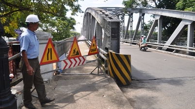 Lencongan lalu lintas dan pembaikan ke Jambatan Truong Tien.