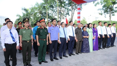 Ofrenda de incienso para conmemorar el 121 aniversario del nacimiento del camarada Hoang Quoc Viet.