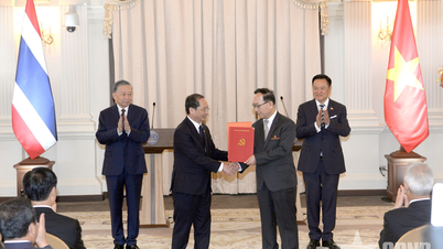 La cerimonia ha incluso la firma di documenti di cooperazione e la presentazione del logo commemorativo del 50° anniversario delle relazioni diplomatiche tra Vietnam e Thailandia.