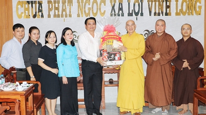 La delegación del Comité Popular Provincial visitó el lugar y ofreció sus felicitaciones con motivo del cumpleaños de Buda.