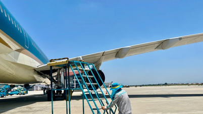 Il personale dell'aeroporto fatica a sopportare temperature che sfiorano gli 80°C, in una vera e propria fornace.