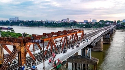 মোটরসাইকেল, সাইকেল ও পথচারীরা আবারও লং বিয়েন সেতু ব্যবহার করছেন।
