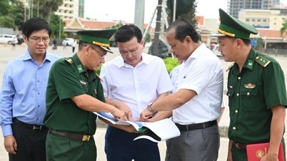 Il vicesegretario del Comitato provinciale del Partito, Nguyen Thanh Hai, conduce un sondaggio nella zona economica del valico di frontiera di Moc Bai.