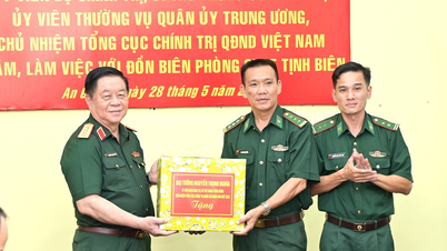 O General Nguyen Trong Nghia visita e trabalha no Posto de Guarda de Fronteira da Porta Internacional de Tinh Bien.