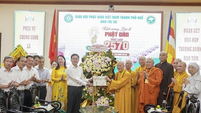 I leader della città di Hue hanno fatto visita e offerto le loro congratulazioni in occasione della celebrazione del compleanno del Buddha, che ricorre nell'anno 2570 del calendario buddista.